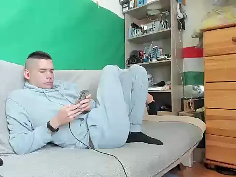 Snapshot of viraglaci18@xh chatting on 10.31.25 viraglaci18xh online show from 10.31.25