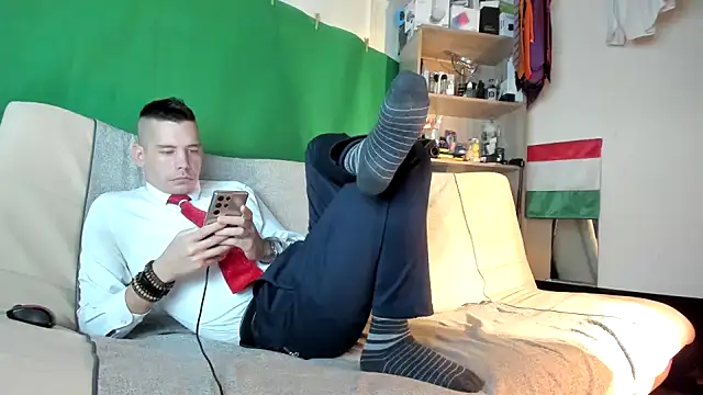 Snapshot of viraglaci18@xh chatting on 11.17.25 viraglaci18xh online show from 11.17.25