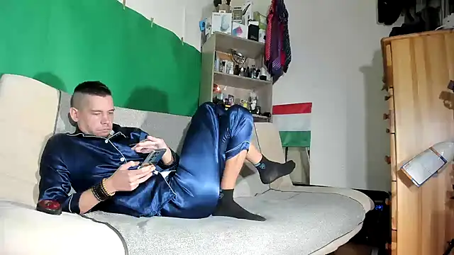 Snapshot of viraglaci18@xh chatting on 11.19.25 viraglaci18xh online show from 11.19.25