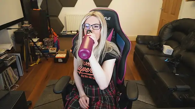 Snapshot of KelseyCobalt chatting on 12.12.24 KelseyCobalt online show from 12.12.24