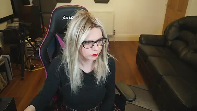 Snapshot of KelseyCobalt chatting on 12.14.24 KelseyCobalt online show from 12.14.24