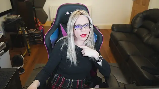 Snapshot of KelseyCobalt chatting on 01.01.25 KelseyCobalt online show from 01.01.25