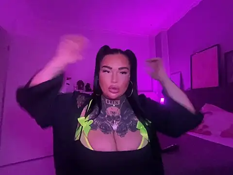 Snapshot of _MelinaCurves_ chatting on 01.16.25 MelinaCurves online show from 01.16.25