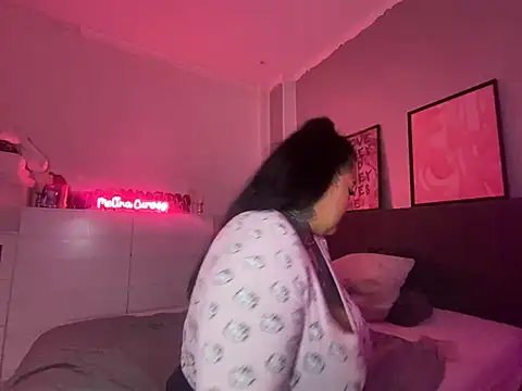 Snapshot of _MelinaCurves_ chatting on 02.04.25 MelinaCurves online show from 02.04.25