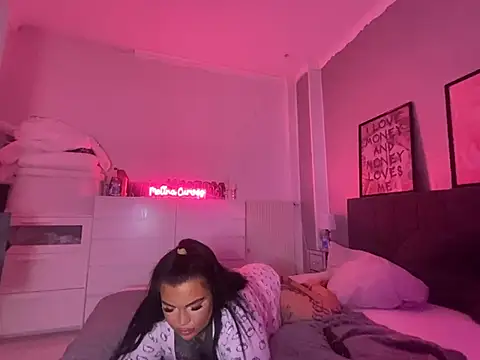 Snapshot of _MelinaCurves_ chatting on 02.05.25 MelinaCurves online show from 02.05.25