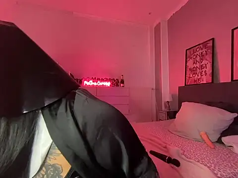 Snapshot of _MelinaCurves_ chatting on 02.06.25 MelinaCurves online show from 02.06.25