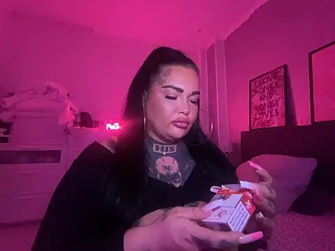 Snapshot of _MelinaCurves_ chatting on 02.07.25 MelinaCurves online show from 02.07.25