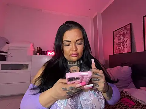 Snapshot of _MelinaCurves_ chatting on 02.08.25 MelinaCurves online show from 02.08.25