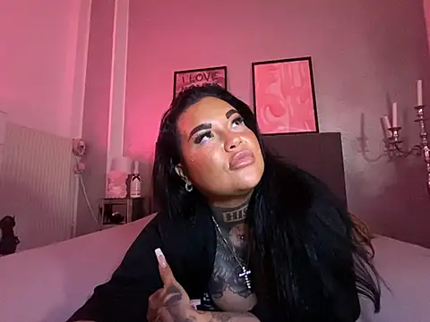 Snapshot of _MelinaCurves_ chatting on 02.23.25 MelinaCurves online show from 02.23.25