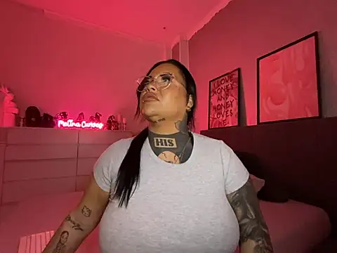 Snapshot of _MelinaCurves_ chatting on 02.24.25 MelinaCurves online show from 02.24.25