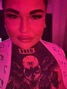 Snapshot of _MelinaCurves_ chatting on 03.11.25 MelinaCurves online show from 03.11.25