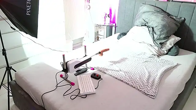 Snapshot of _MelinaCurves_ chatting on 03.18.25 MelinaCurves online show from 03.18.25