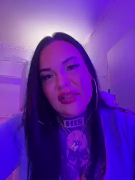 Snapshot of _MelinaCurves_ chatting on 10.04.25 MelinaCurves online show from 10.04.25