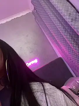 Snapshot of _MelinaCurves_ chatting on 11.18.25 MelinaCurves online show from 11.18.25