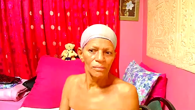 Snapshot of SLUTTYROXY chatting on 02.07.25 SLUTTYROXY online show from 02.07.25