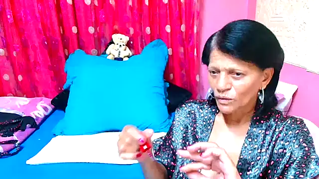 Snapshot of SLUTTYROXY chatting on 02.10.25 SLUTTYROXY online show from 02.10.25