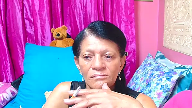 Snapshot of SLUTTYROXY chatting on 03.18.25 SLUTTYROXY online show from 03.18.25