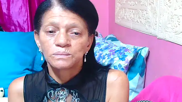 Snapshot of SLUTTYROXY chatting on 03.18.25 SLUTTYROXY online show from 03.18.25