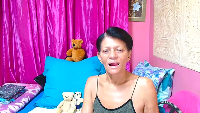 Snapshot of SLUTTYROXY chatting on 03.22.25 SLUTTYROXY online show from 03.22.25