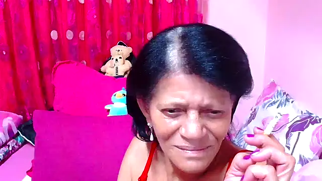 Snapshot of SLUTTYROXY chatting on 10.06.25 SLUTTYROXY online show from 10.06.25