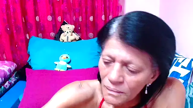 Snapshot of SLUTTYROXY chatting on 10.15.25 SLUTTYROXY online show from 10.15.25