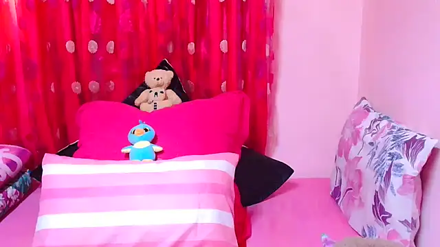 Snapshot of SLUTTYROXY chatting on 10.31.25 SLUTTYROXY online show from 10.31.25