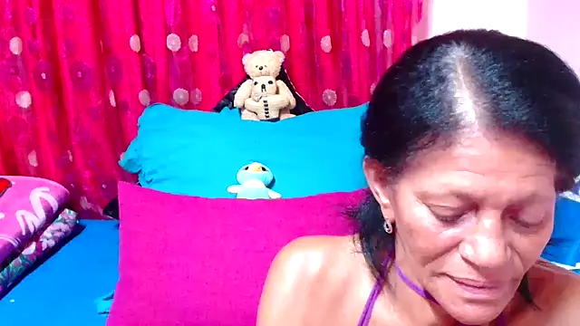 Snapshot of SLUTTYROXY chatting on 11.24.25 SLUTTYROXY online show from 11.24.25