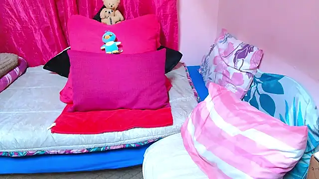 Snapshot of SLUTTYROXY chatting on 01.12.26 SLUTTYROXY online show from 01.12.26