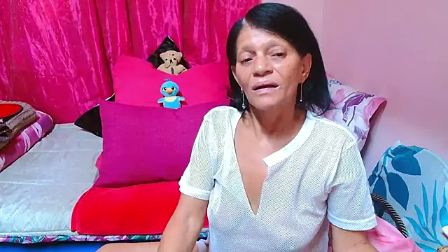 Snapshot of SLUTTYROXY chatting on 01.13.26 SLUTTYROXY online show from 01.13.26