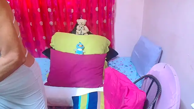 Snapshot of SLUTTYROXY chatting on 04.15.26 SLUTTYROXY online show from 04.15.26