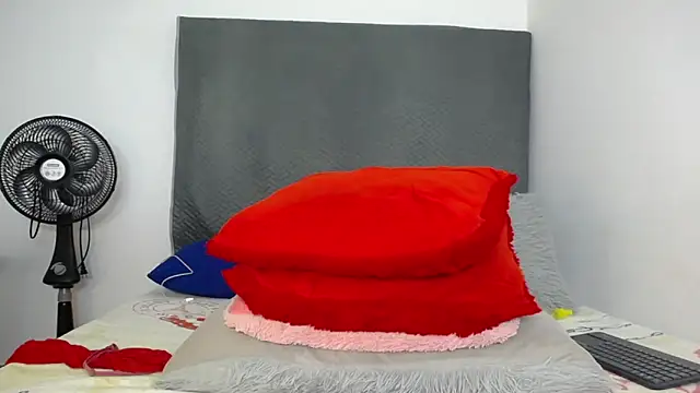 Snapshot of LoraineBigCockTs chatting on 03.07.25 LoraineBigCockTs online show from 03.07.25