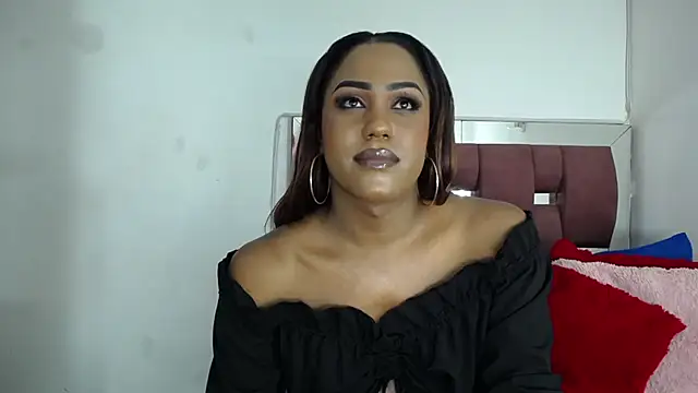 Snapshot of LoraineBigCockTs chatting on 10.29.25 LoraineBigCockTs online show from 10.29.25