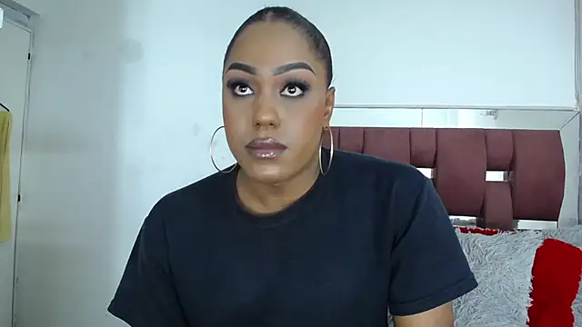 Snapshot of LoraineBigCockTs chatting on 11.21.25 LoraineBigCockTs online show from 11.21.25