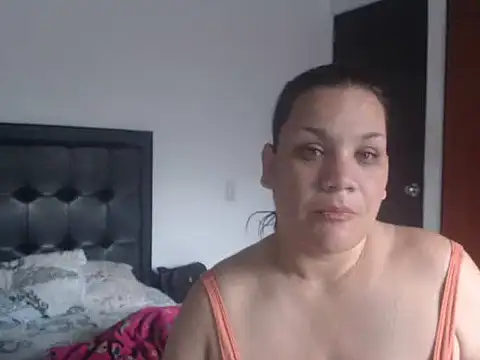 Snapshot of KimberlyPuentes chatting on 12.18.24 KimberlyPuentes online show from 12.18.24