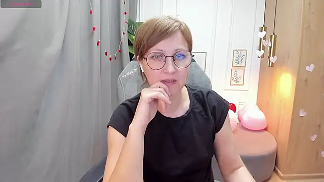 Snapshot of Paris_Cherry chatting on 02.18.25 Paris Cherry online show from 02.18.25