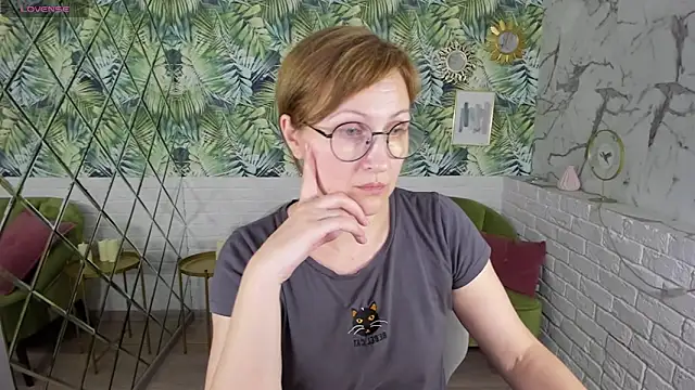 Snapshot of Paris_Cherry chatting on 03.08.25 Paris Cherry online show from 03.08.25