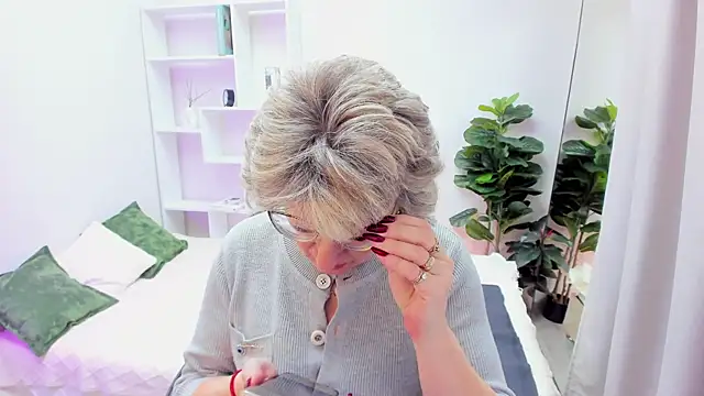 Snapshot of EvelynJoyful chatting on 12.04.25 EvelynJoyful online show from 12.04.25