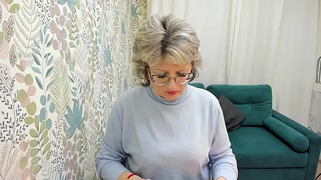 Snapshot of EvelynJoyful chatting on 12.05.25 EvelynJoyful online show from 12.05.25