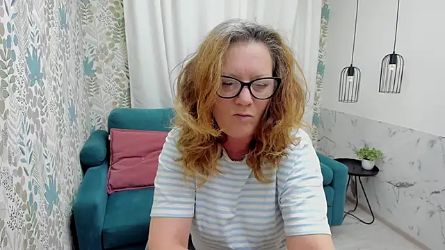 Snapshot of LeaPure chatting on 06.13.26 LeaPure online show from 06.13.26