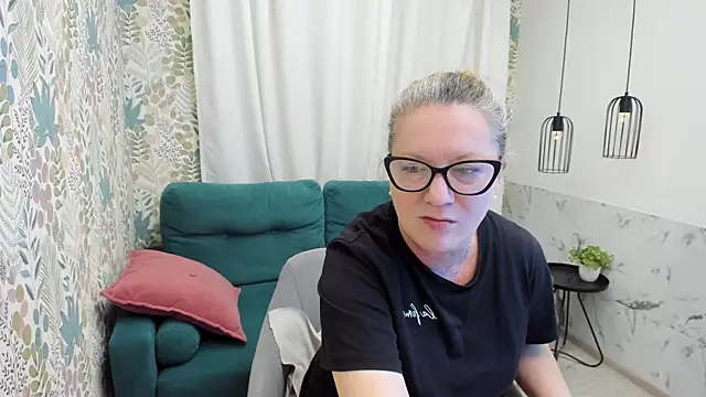 Snapshot of LeaPure chatting on 06.21.26 LeaPure online show from 06.21.26