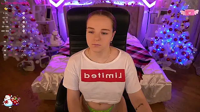 Snapshot of FoxyShy chatting on 01.05.25 FoxyShy online show from 01.05.25