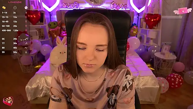 Snapshot of FoxyShy chatting on 02.14.25 FoxyShy online show from 02.14.25