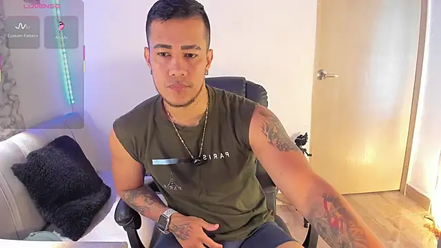 Snapshot of CRAZYBOYLOVE chatting on 02.04.26 CRAZYBOYLOVE online show from 02.04.26