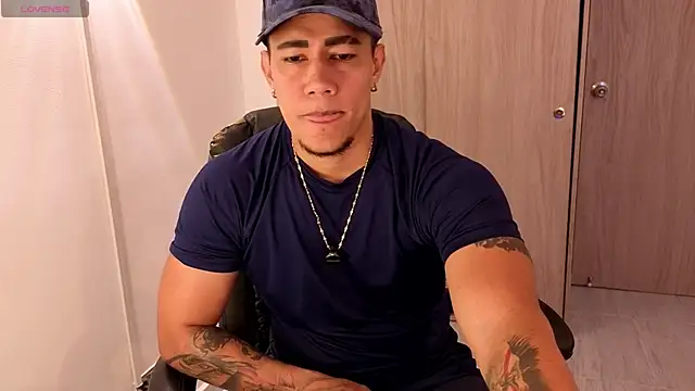 Snapshot of CRAZYBOYLOVE chatting on 02.11.26 CRAZYBOYLOVE online show from 02.11.26