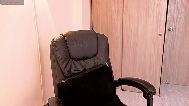 Snapshot of CRAZYBOYLOVE chatting on 02.15.26 CRAZYBOYLOVE online show from 02.15.26