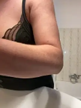 Snapshot of Wet-Pussycat chatting on 11.16.25 Wet-Pussycat online show from 11.16.25