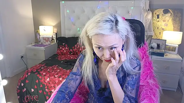 Snapshot of RoxalanaStar chatting on 02.25.26 RoxalanaStar online show from 02.25.26