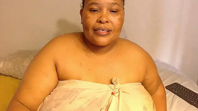 Snapshot of zandile chatting on 01.27.25 zandile online show from 01.27.25