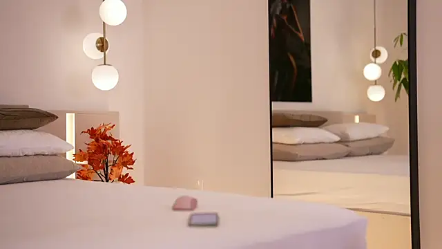 Snapshot of DoviaClaire chatting on 11.17.25 DoviaClaire online show from 11.17.25