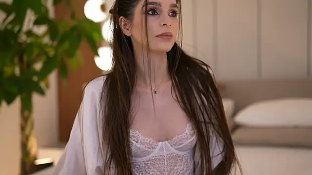 Snapshot of DoviaClaire chatting on 12.19.25 DoviaClaire online show from 12.19.25